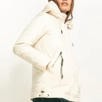 Куртка весна короткая с капюшоном стеганая