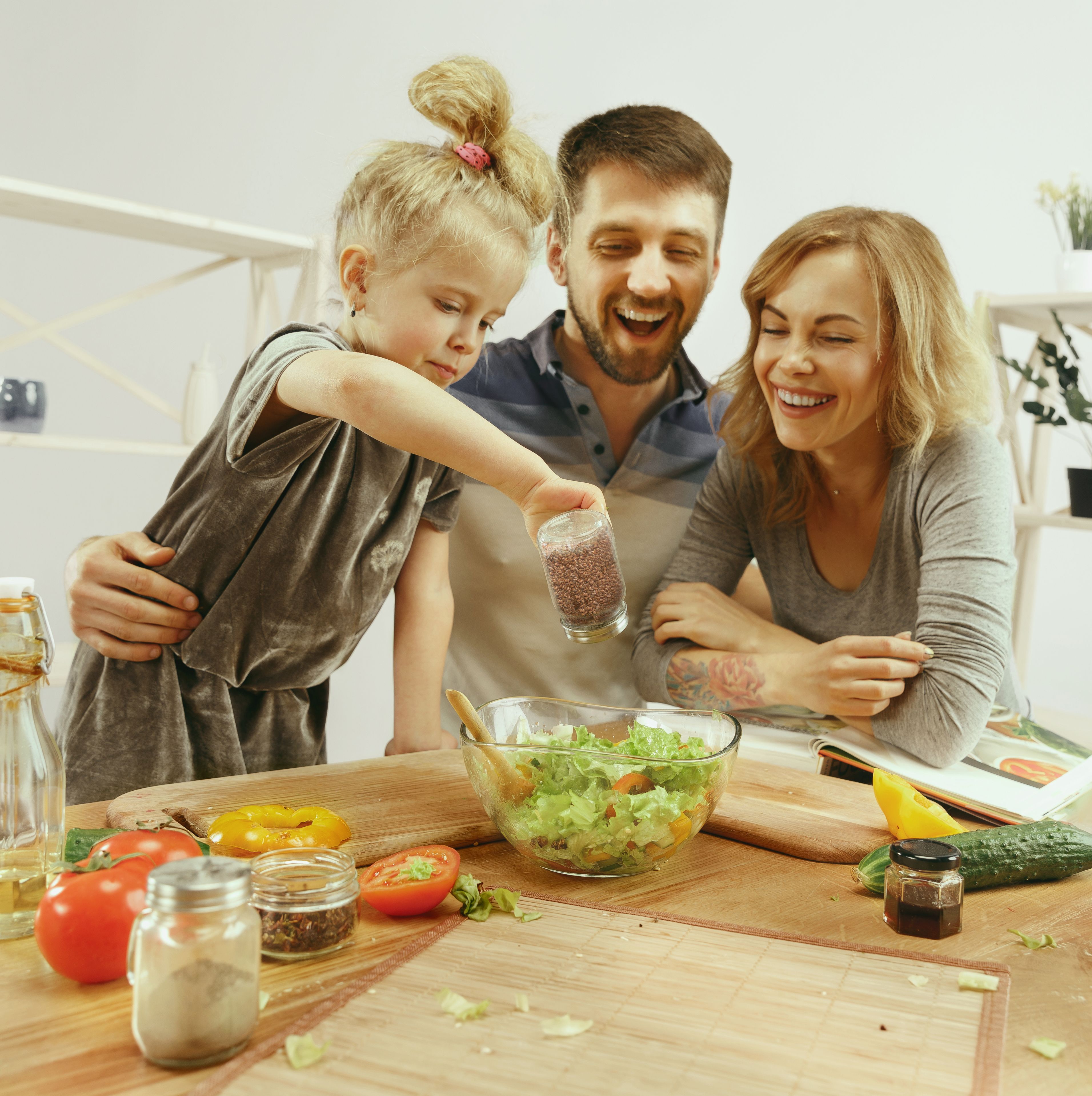Самым большим преимуществом семян льна считается высокий показатель доли жирных полиненасыщенных кислот из групп омега-3 и омега-6.  Льняные семечки богаты витаминами группы B, необходимыми для стабильного функционирования нервной системы. Содержат витамины A и E, антиоксиданты, позволяющие организму бороться с негативным воздействием свободных радикалов.   Лецитин и комплекс минералов (калий, цинк, железо, магний, фосфор) в составе масла семян льна предупреждает развитие железодефицитных состояний и эндокринных нарушений.  Ежедневный прием семян льна (10-50г) рекомендован для укрепления организма, повышения иммунитета и для снижения холестерина. Это является хорошей профилактикой гипертонии, инфаркта миокарда, инсульта и тромбофлебита, а также ишемической болезни сердца.