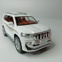 Коллекционная машинка игрушка металлическая Toyota Land Cruiser Prado для мальчиков масштабная модель 1:24 белый