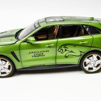 Металлическая инерционная машинка JAGUAR F-PACE TROPHY, масштаб 1:24, длина 20 см.