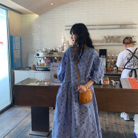 藍色刺繡提花洋裝女2023夏季新款寬鬆休閒純棉細格紋七分袖長裙