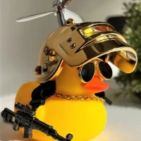 Утка в шлеме в машину