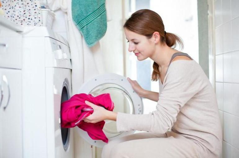 Едкий натр входит в состав почти всех современных стиральных средств. Можно использовать соду и в чистом виде. Это актуально, когда есть застарелые сильные загрязнения или вода очень жесткая. Достаточно добавить всего 2-3 ложки едкого натра при стирке и все жирные пятна исчезнут.