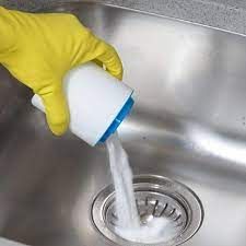 Средство дезинфицирует трубы, устраняет пищевые остатки, жировые отложения, волосы и неприятный запах. Может применяться как в пластиковых, так и в металлических трубах кроме алюминиевых. Способ применения: перед применением средства для прочистки труб от засоров слив должен быть сухим. Засыпать 150-600 гр. средства в сливное отверстие, затем налить в слив около 250-500 мл кипятка. Подождать примерно 10-25 минут, а затем промыть трубу большим количеством теплой воды. При необходимости можно повторить процедуру.
