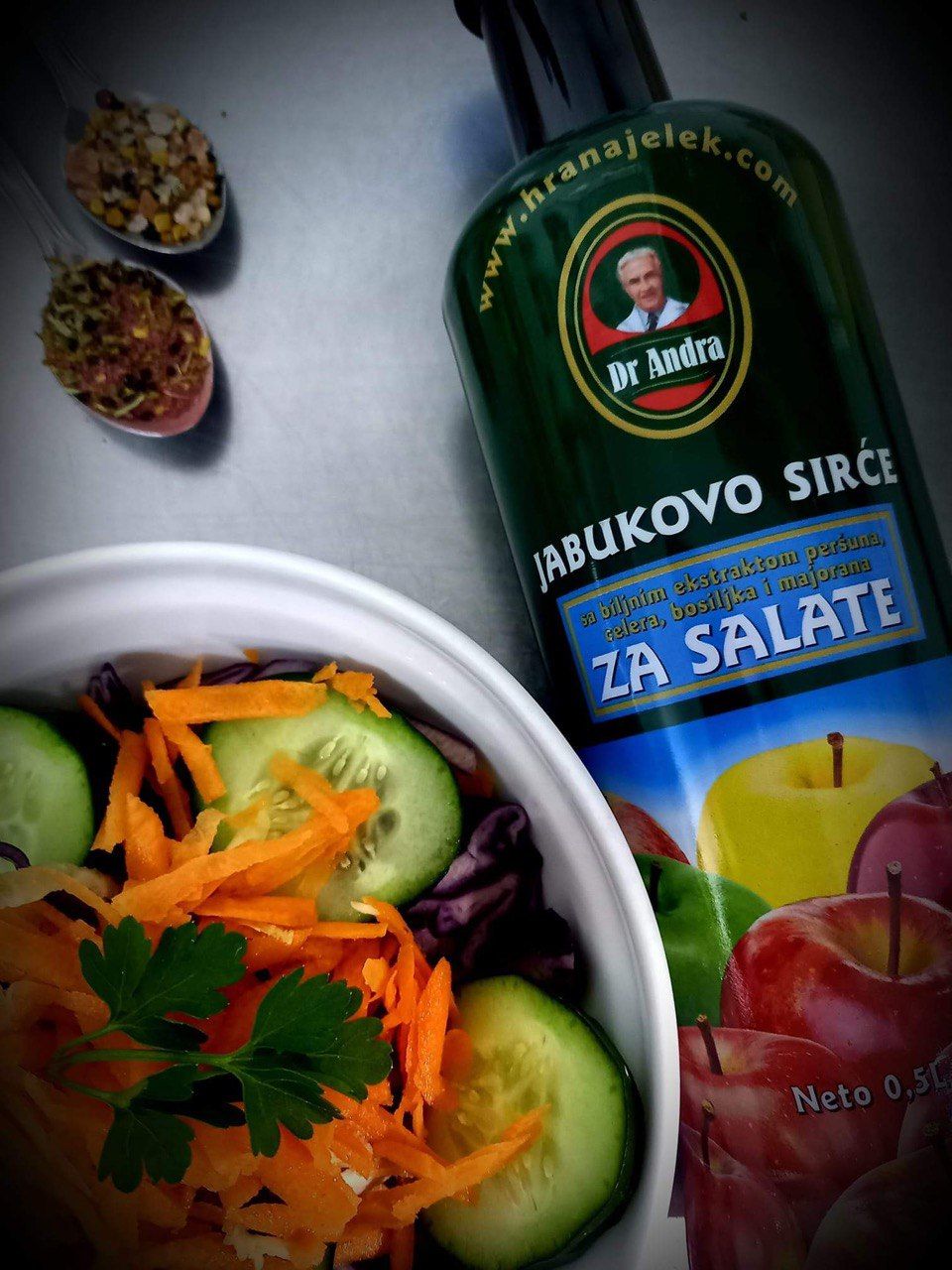 Яблочный уксус с экстрактами крушины, крапивы, укропа и шиповника изготовлен натуральным способом из яблок, выращенных в экологически чистой среде в районе Svrljig, Сербия.