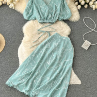 Женский летний комплект из двух предметов, пикантный топ с V-образным вырезом и длинная юбка с цветочным принтом, пляжный костюм для отдыха с эластичным поясом