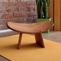 Деревянная скамейка для медитации