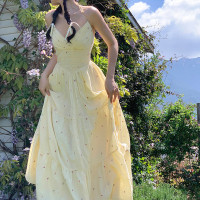 小丽初恋小黄裙V领挂脖吊带碎花连衣裙夏多巴胺穿搭法式收腰长裙