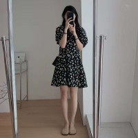 法式碎花连衣裙2023夏季茶歇V领设计感黑色收腰显瘦小个子短裙子