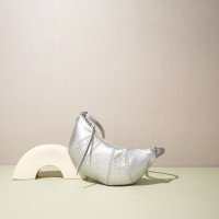 新款质感牛皮饺子包慵懒风牛角包头层牛皮斜挎休闲小众银色月牙包