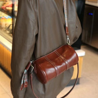 头层牛皮新款斜挎包包女植糅牛皮复古单肩包个性化小众高感女包包