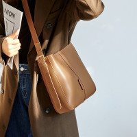 纳兰杜包包女士2024新款秋冬高级感水桶包女斜挎包真皮女包单肩包