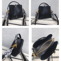 真皮包包女2023新款单肩妈妈包通勤大容量秋冬斜挎包手提水桶包