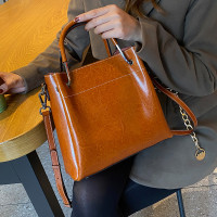 跨境油蜡皮斜挎大包 2022新款手提女包 批发大容量真皮单肩水桶包