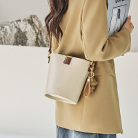 纳兰杜包包2024新款秋小水桶包女斜挎包百搭高级真皮女包迷你单肩