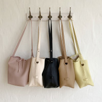 小众设计时尚简约斜挎包包女2024新款韩版百搭单肩大容量水桶包批