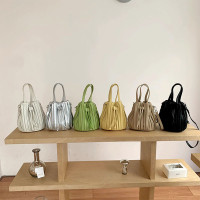 小众设计褶皱斜挎水桶包包女2024新款手提洋气时尚单肩腋下包