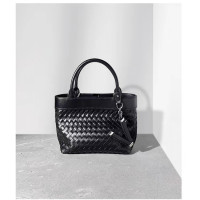 真皮编织托特水桶包2024新款菜篮子单肩斜挎真皮女包时尚简约款