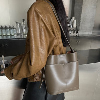 韩版轻奢大容量真皮质感腋下包水桶包2024秋冬新款气质百搭女士包