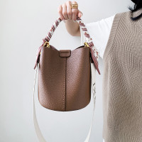 宽肩带牛皮手提水桶包真皮女包大容量斜挎包女休闲通勤腋下单肩包