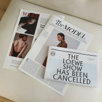 ins同款英文报纸时尚人物装饰画报模特手拿道具摄影平拍背景纸