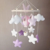Мобиль в кроватку для новорожденных из фетра