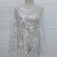 Кружевное платье с вышивкой