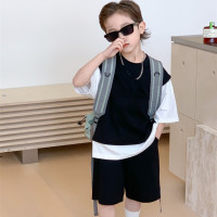 Костюм для мальчиков Новинка 2023 летняя детская одежда свободного кроя однотонный топ с имитацией двух предметов + шорты комплект из двух предметов