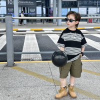 Детская одежда для мальчиков с коротким рукавом Новинка весна-лето 2023 модная повседневная детская футболка в полоску в простом стиле свободная с коротким рукавом