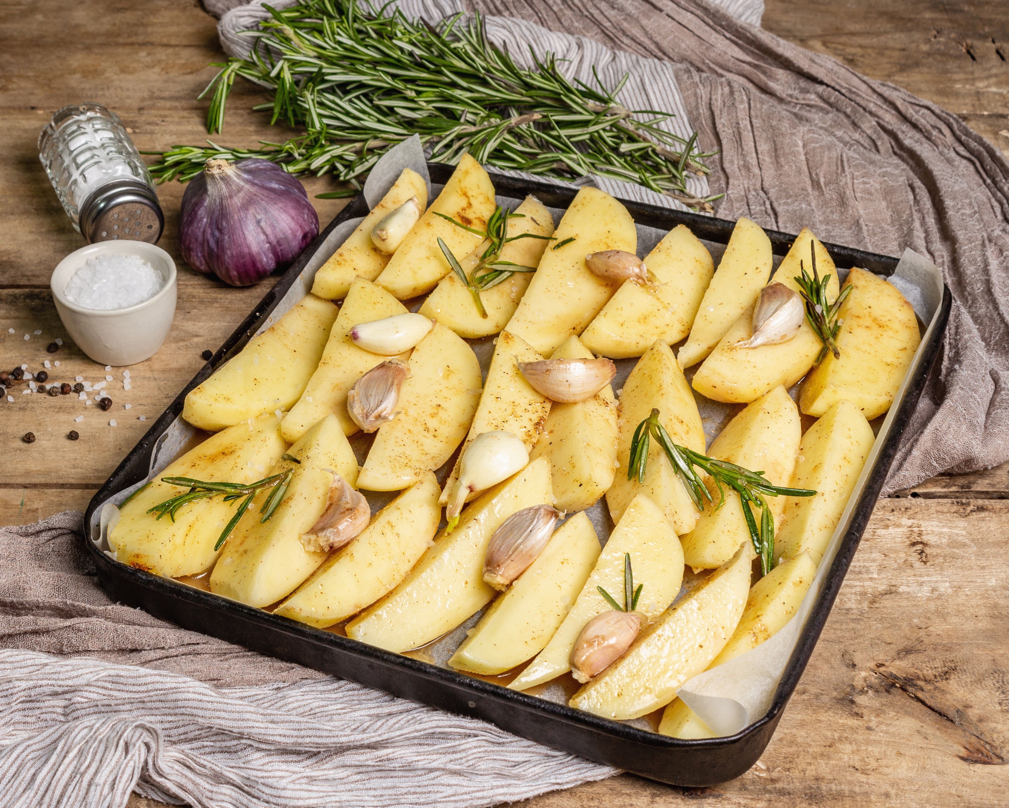 Картофельные дольки с чесноком