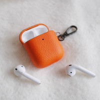 Чехол для наушников Apple Airpods 2 (Эпл Айрподс), кожаный, с карабином, оранжевый